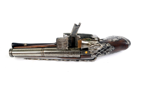 Unusual Over & Under Belt Pistol with Patilla Style Miquelet Lock, c1690 - detail 3